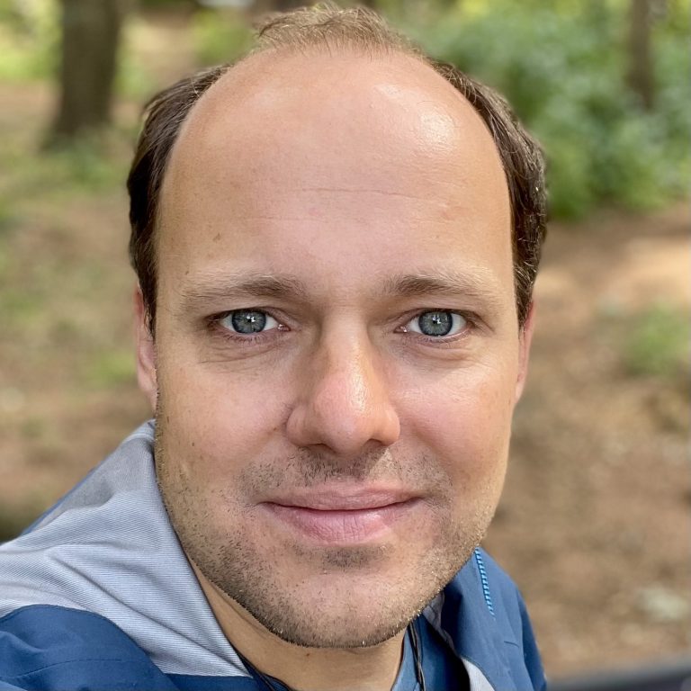 Ein Portrait von Robert von Döllen mit Waldboden im Hintergrund